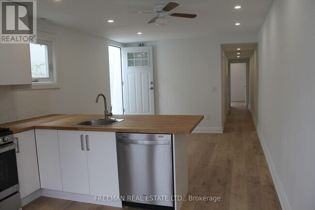 Photo - 3449 Yonge St