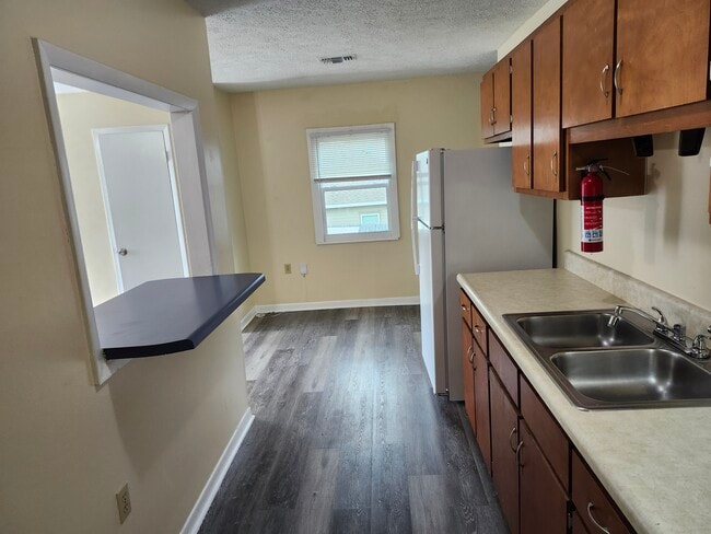 Kitchen and bar - 5230 Beach Dr