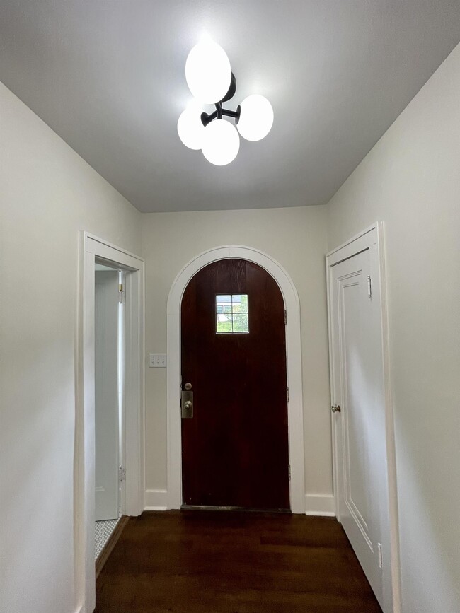 Photo - 611 S Eagleson Ave House