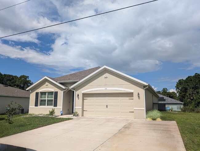 Building Photo - Modern 4-Bedroom Home with Large Backyard ...