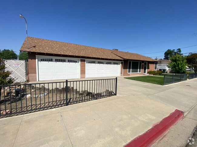 Building Photo - Visalia home coming soon!