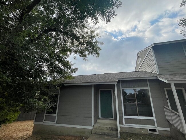 Photo - Cosy 2-1 1/2 with a great yard! Unit B