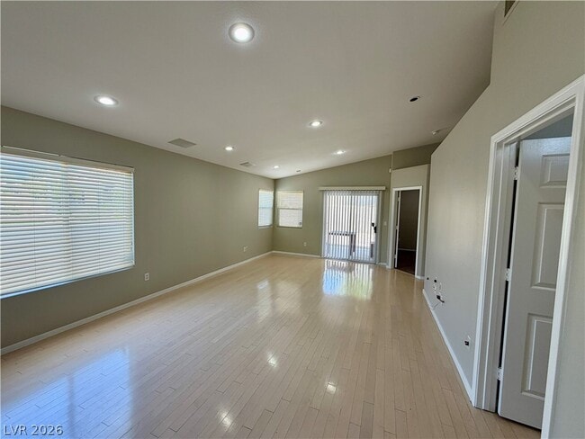 Photo - 276 Heatherstone St