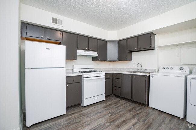 3BR, 1BA - 1,003SF - Kitchen