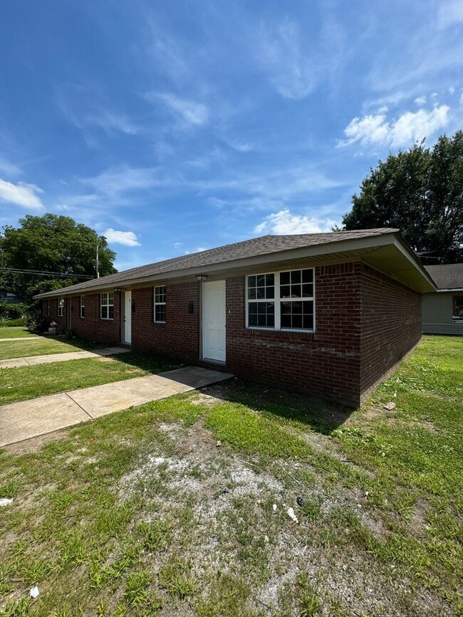 Building Photo - 2 BED / 1 Bath Apartment in Truman. READY NOW!