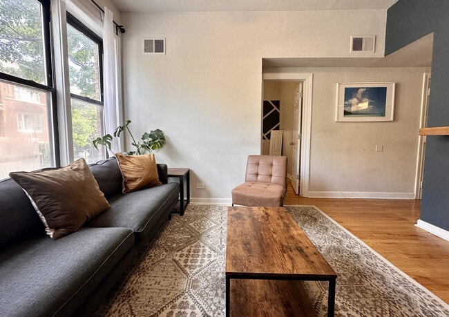 Building Photo - 906 N Damen Ave Unit ID1431265P