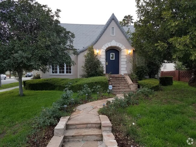 Building Photo - Beautiful 2 Bed 1.5 Bath Single Family Hom... Rental