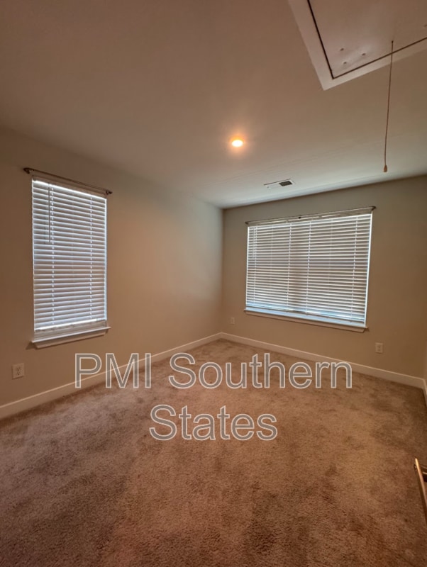 Photo - 123 Roundtree Dr