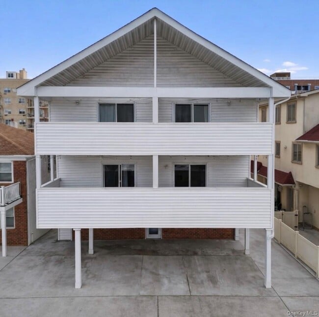 Building Photo - 616 E Broadway Unit 6F