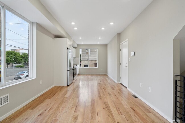 Building Photo - 1701 W Seybert St Unit 1