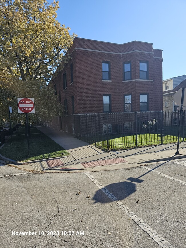 Building - 3749 W Grace St Rental