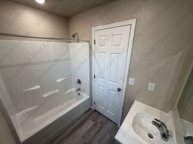Photo - Modern 3 bedroom 2 bath apartment