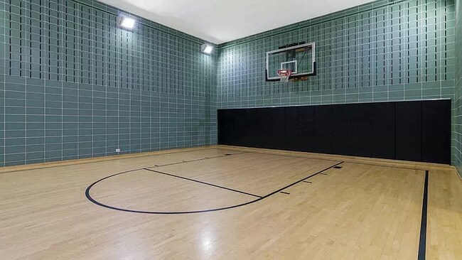 Photo - 320 W 71st St