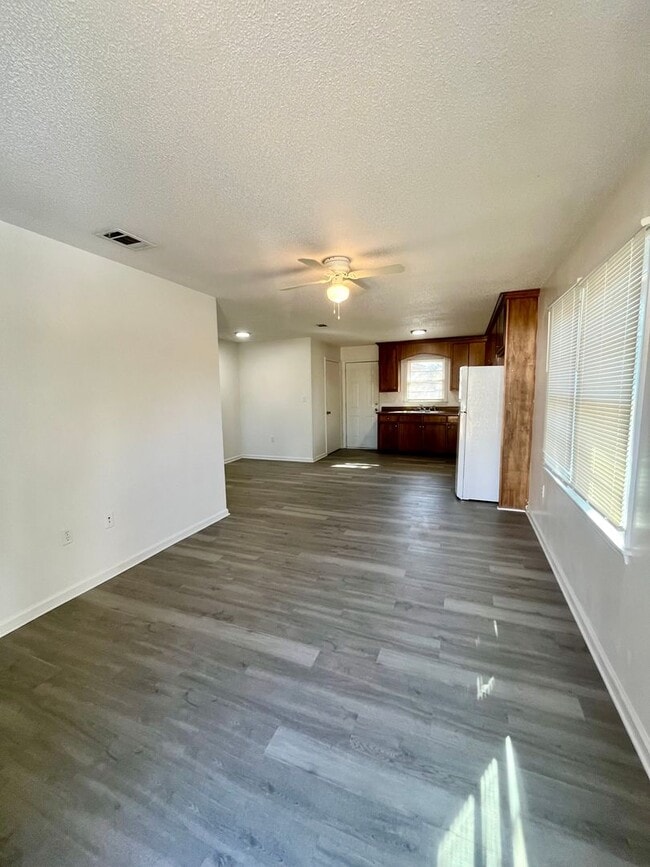 Building Photo - 2409 University Dr Unit A