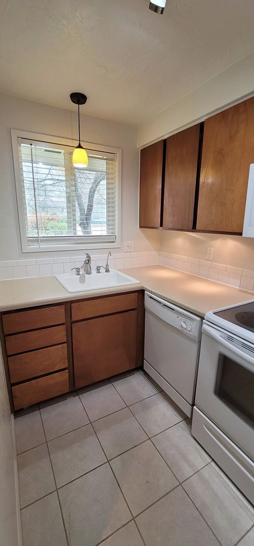 Photo - Spacious & Modern Townhouse