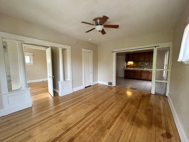 Building Photo - 1566 Ridgewood Ave Unit Upper Level