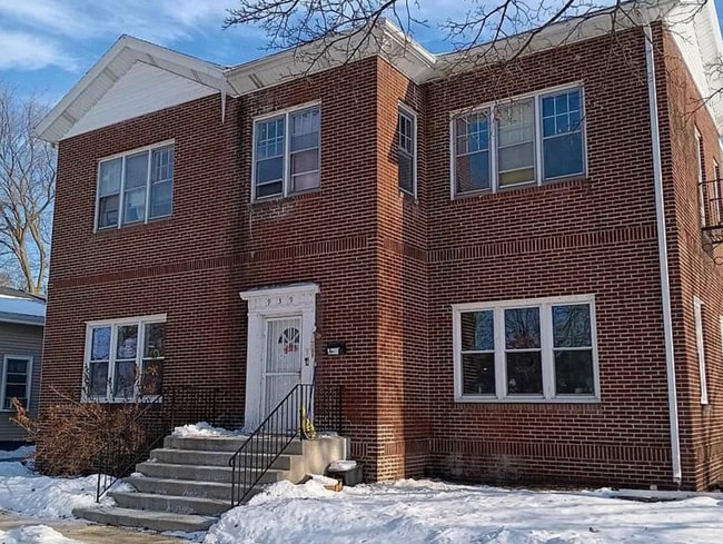 Building Photo - 939 College Ave Unit 4