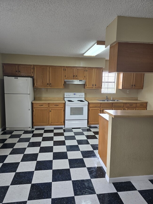 Photo - 615 S Smith St Apartamentos