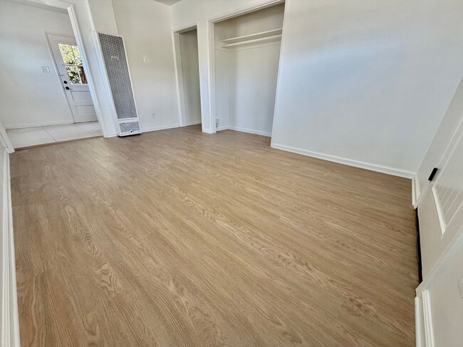 Photo - Large Private Yard, New Flooring & Free Laundry in Renovated 1BD Unidad 834