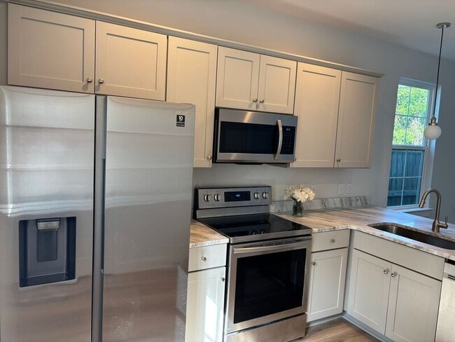 Photo - 2023 Comstock Ave