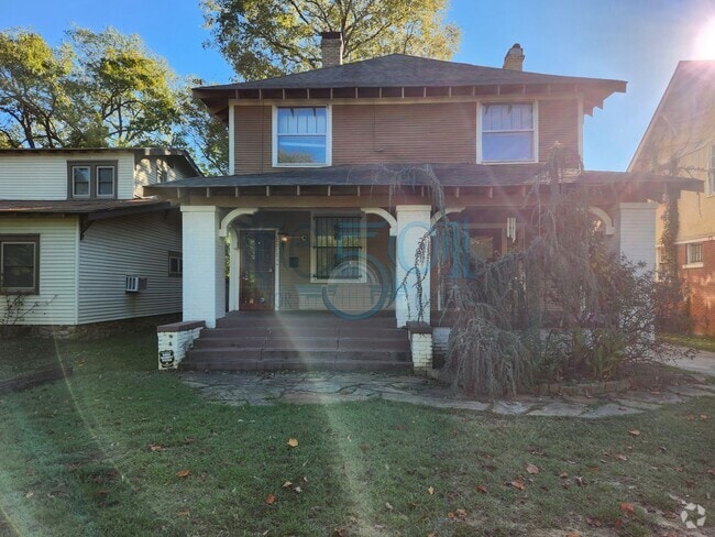 Building Photo - Historical 3 Bedroom 1 Bathroom! Rental