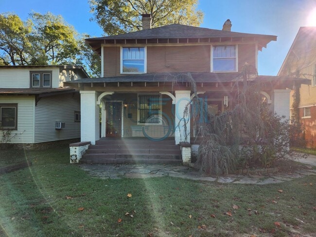 Building Photo - Historical 3 Bedroom 1 Bathroom! Rental