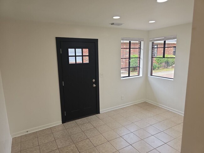 Photo - 2 Bedroom 1 bath off of Meeting st closed to the River District