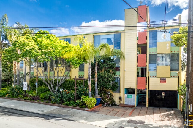 Photo - Bel Aire Courtyard