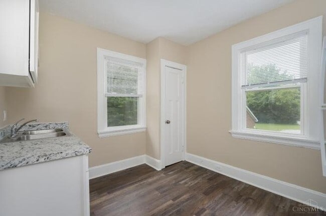 Photo - Bright 1-Bed in Clifton — Hardwood Floors, Off-Street Parking, Water Included Unidad 3 and 4
