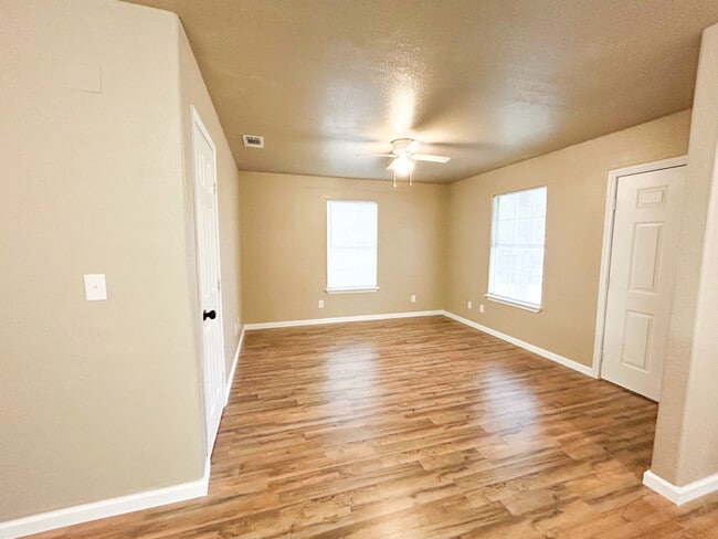 Photo - 614 W Peach St