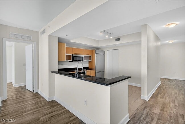 Photo - 3000 Oasis Grand Blvd Unidad 2307