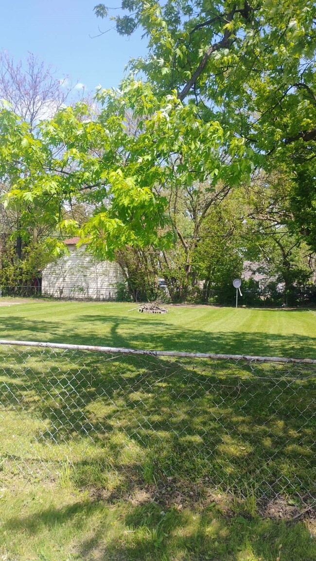Photo - 1537 Carlyle St