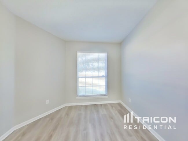 Photo - 1020 Woodbridge Hollow N
