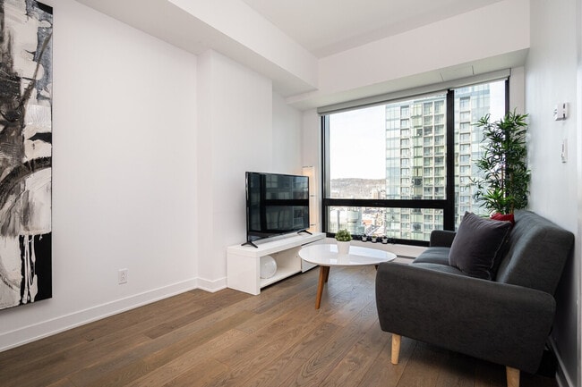 Building Photo - 100 Av. des Canadiens-de-Montréal