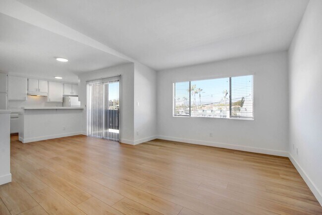 Photo - 817 Hill St - Walk to Main St and the beach!