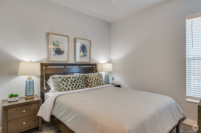 2BR, 2BA - 976SF
