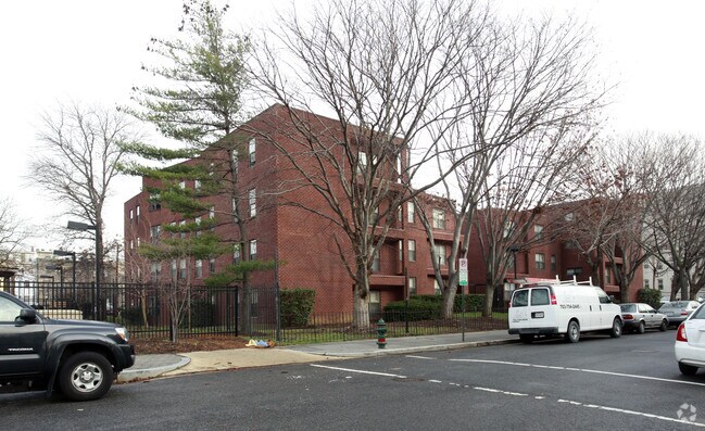 Claypoole Courts - Claypoole Courts Apartments