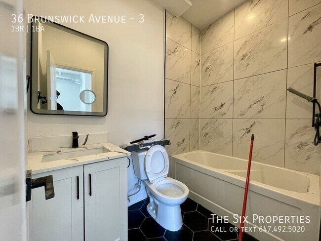 Building Photo - Brand New Bachelor Apartment in the Heart of Downtown Unit 3