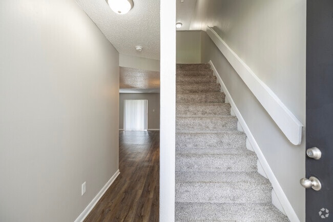 Queen Deluxe - 3BR, 1.5BA - 1200SF - Entrance