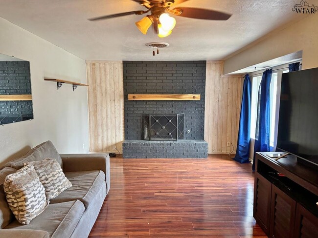 Photo - 405 Vaughn St