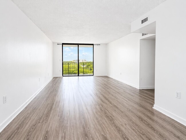 Building Photo - 9682 Fontainebleau Blvd Unit 603