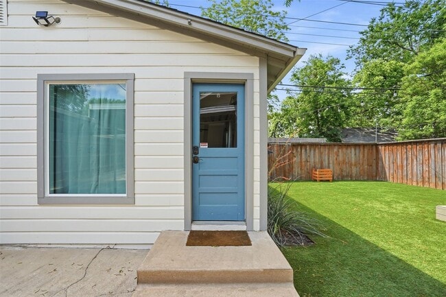 Building Photo - Charming Arlington Heights Living with Designer Style & Everyday Convenience