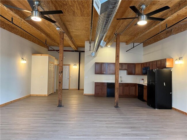 Building Photo - 327 Pine St Unit 216