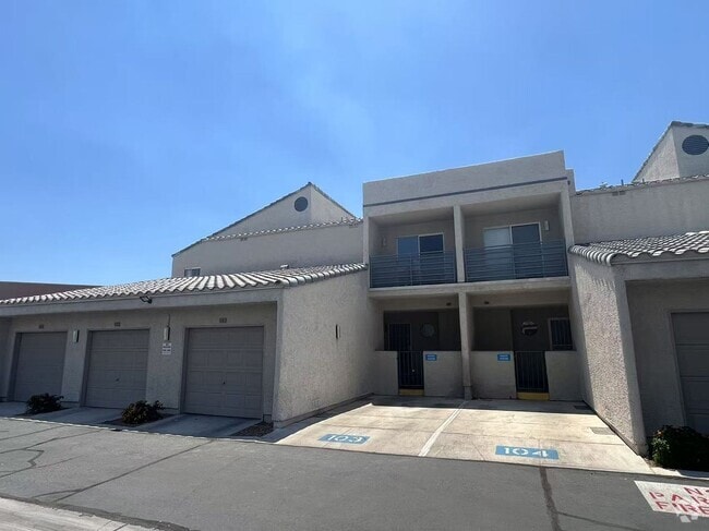 Building Photo - 2b2b TownHouse $1620