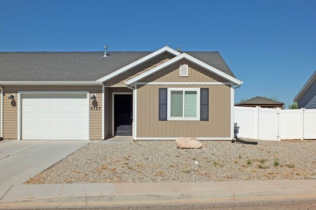 Building Photo - Single level 3 bedroom twinhome