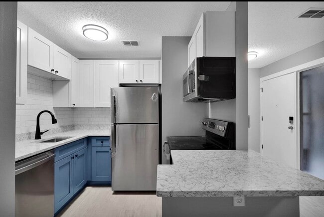 Building Photo - 30 Catalonia Ct