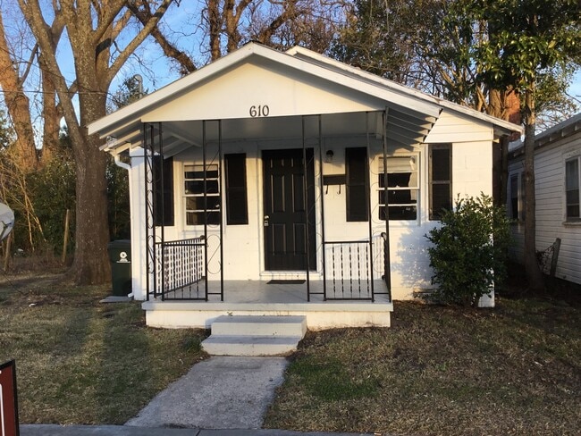 Photo - 610 Roundtree St House