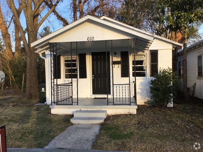 Building Photo - 610 Roundtree St Rental