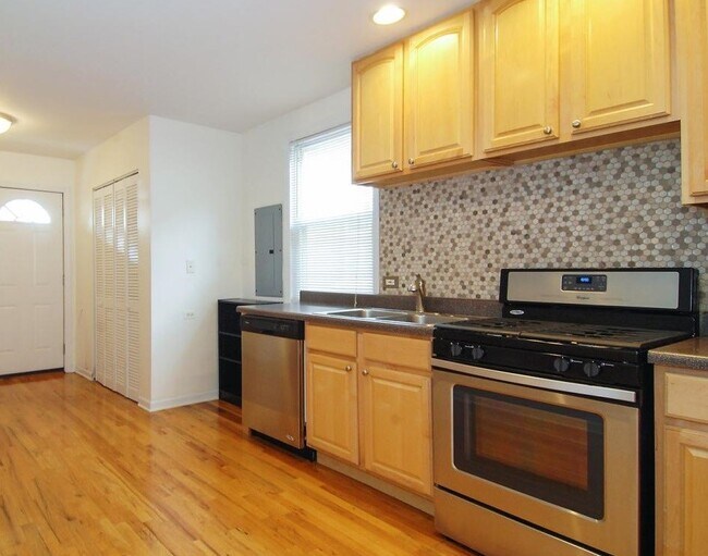 Photo - 1433 W Oakdale Ave Unit 2
