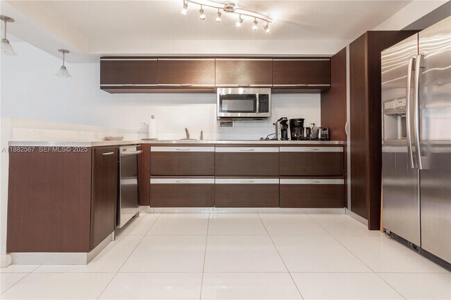 Building Photo - 2301 Collins Ave Unit 1023